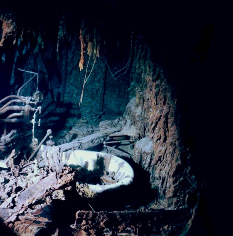 Правая сторона помещения для офицеров