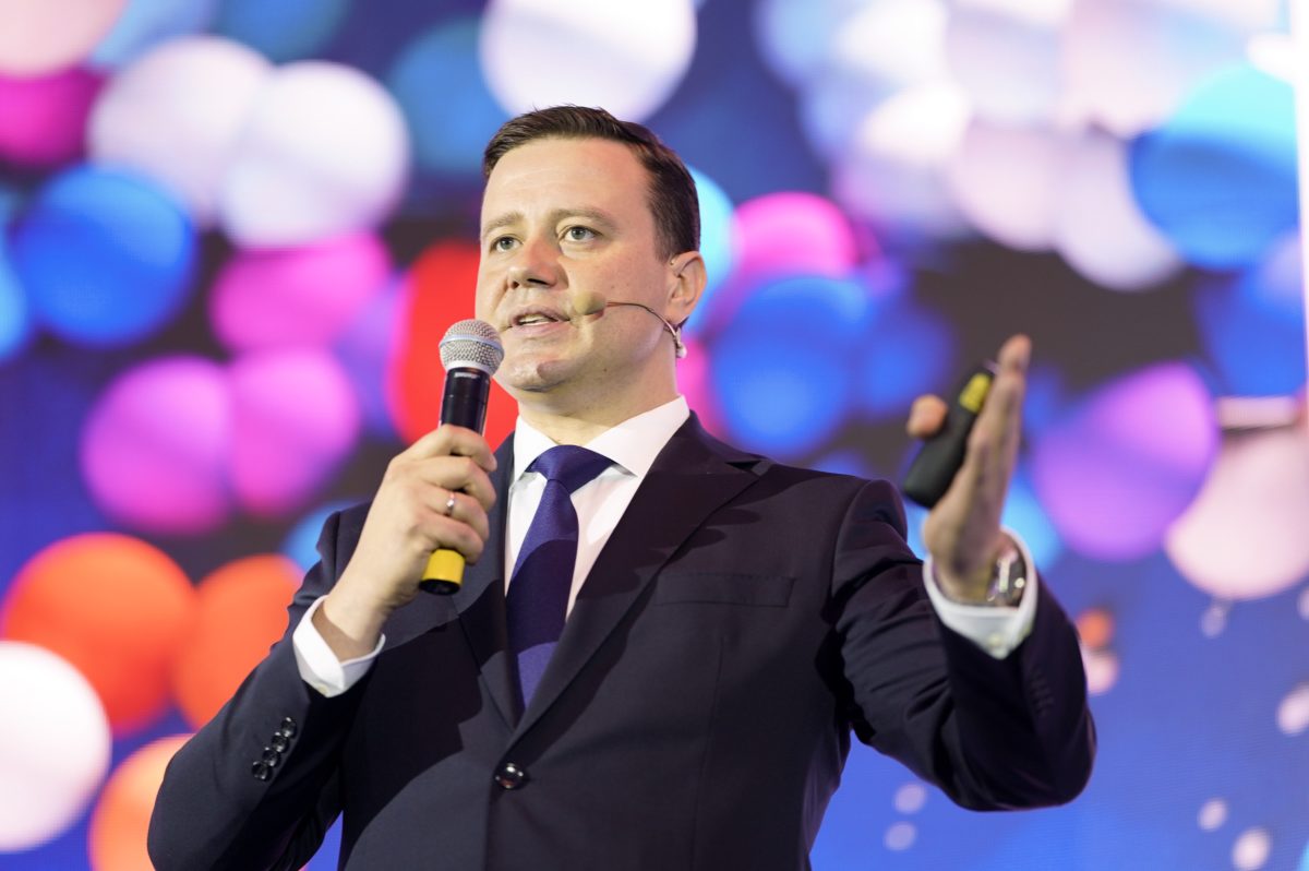 В начале речи Богдана Хорощака микрофон на ухе перестал работать, а после того, как ему принесли простой радиомикрофон, он отметил, что “как хорошо работать в технической компании - всегда найдется решение таких проблем”