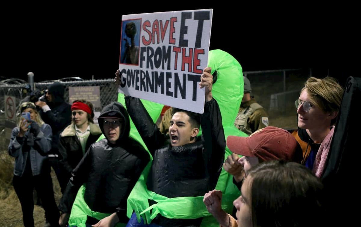 Люди стоят с требованием отпустить пришельцев