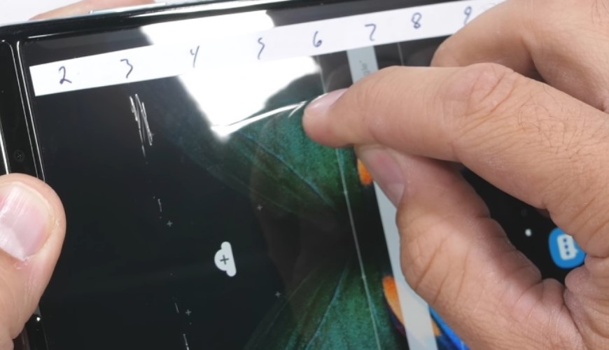 Блогер испытал на прочность новую версию Samsung Galaxy Fold