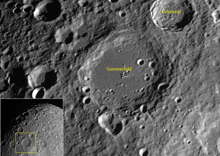 Лунные кратеры, сфотографированные камерой Terrain Mapping Camera 2