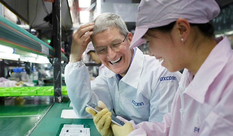 Босс Apple Тим Кук на заводе Foxconn