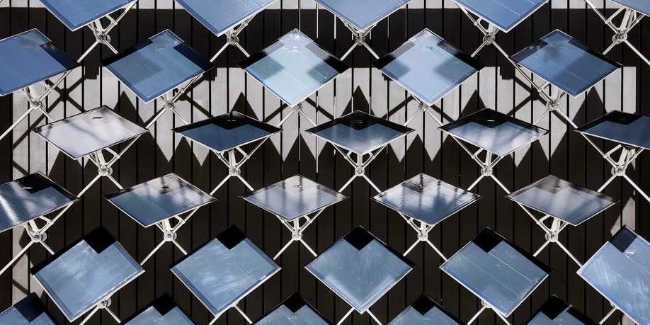 Солнечные панели способны вращаться по горизонтали и вертикали