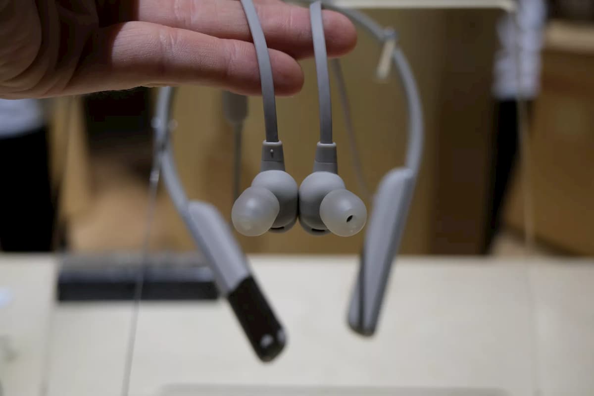 Sony представила еще одни наушники, на этот раз - нашейные