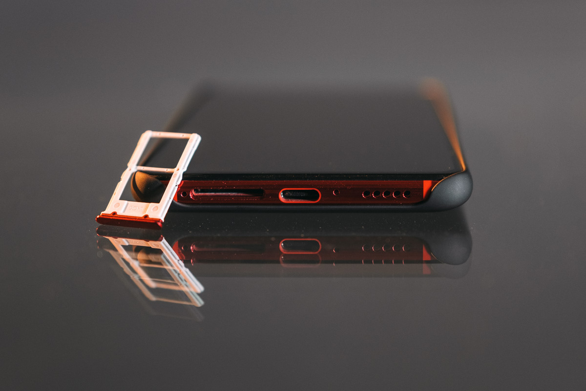 Порт USB-C и слот для SIM-карт