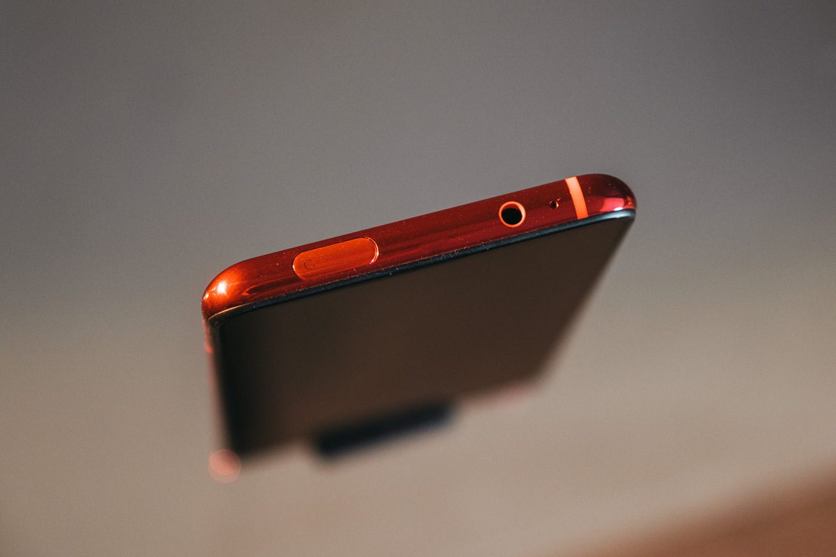 Разъем для наушников находится вверху смартфона