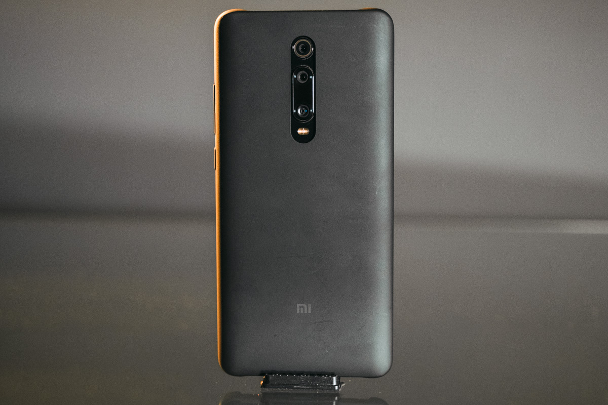 Телефон поставляется с заводским чехлом