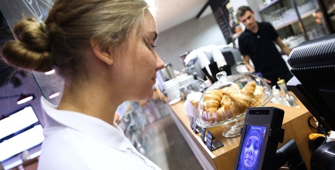 Google Pay научилась оплачивать покупки по лицу и отпечатку пальца Google Pay научилась оплачивать покупки по лицу и отпечатку пальца
