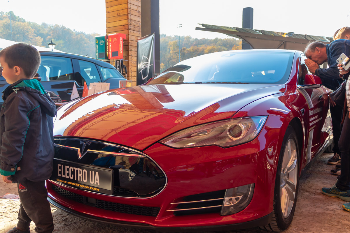 Стенд с Tesla пользовался немалой популярностью