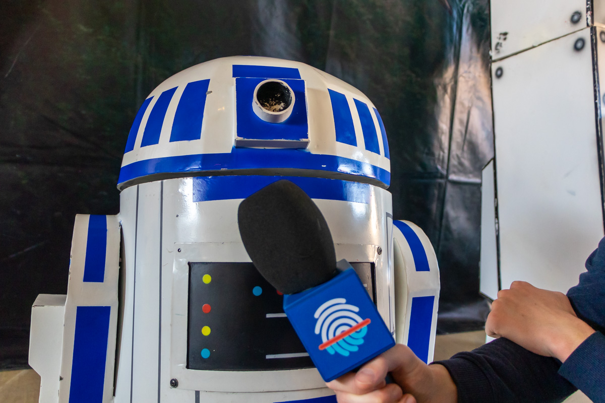 R2-D2 также пообщался с нами
