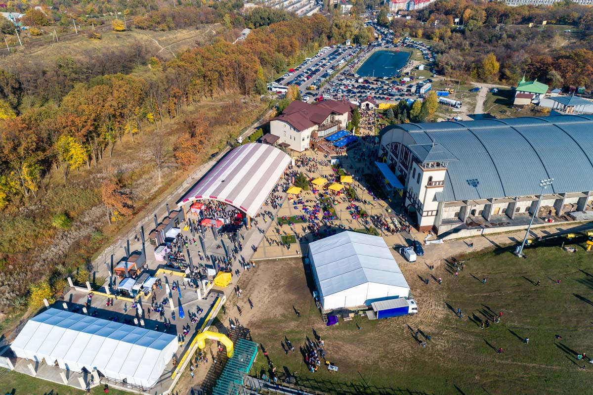 В парке развлечений "Лавина" собралось огромное количество людей