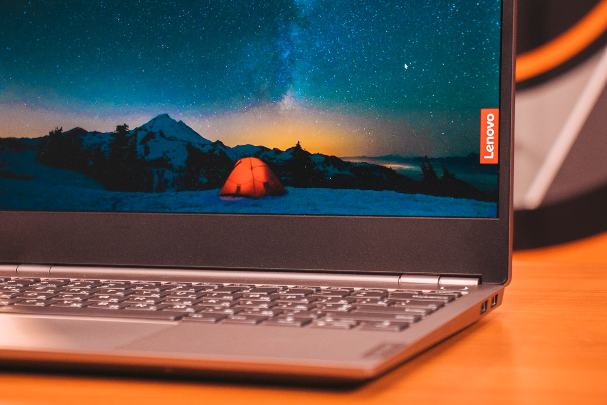 Широкі рамки ноутбука віщуально його зістарюють