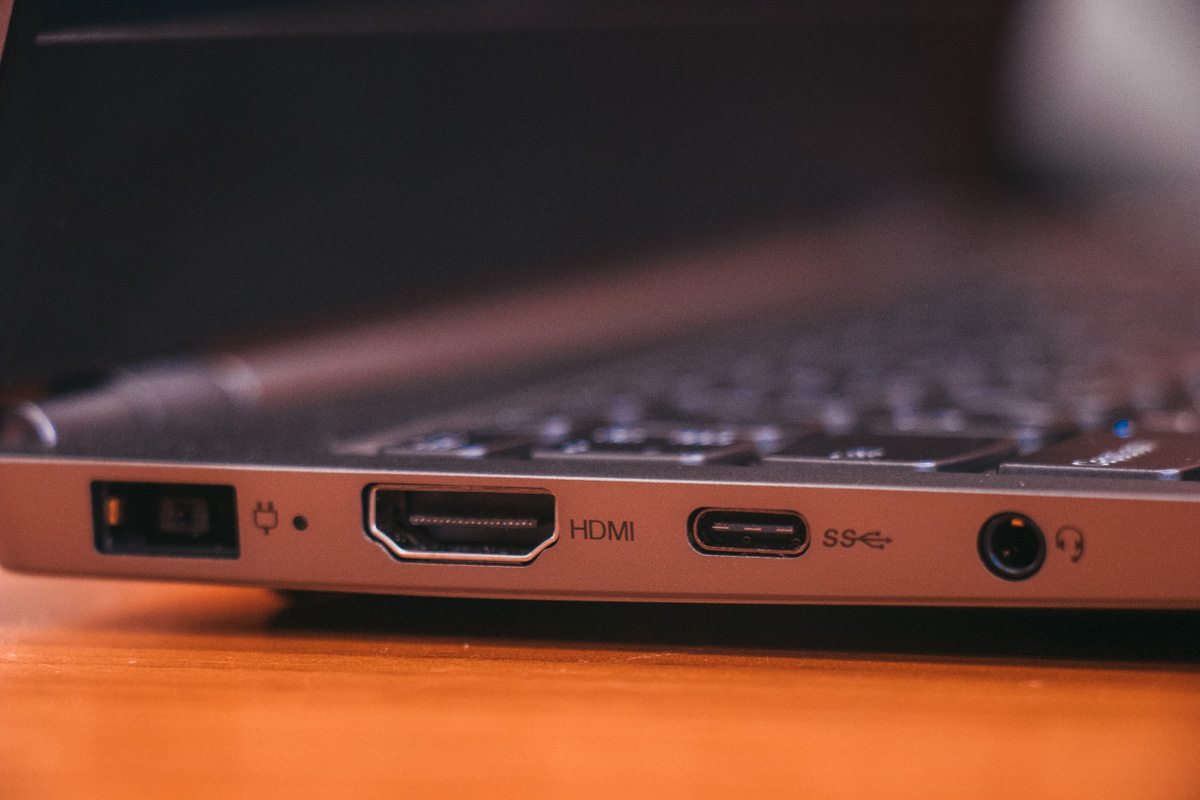 Входів тут небагато, але їх буде достатньо: зарядне, HDMI, USB Type-C і 3,5 мм mini Jack