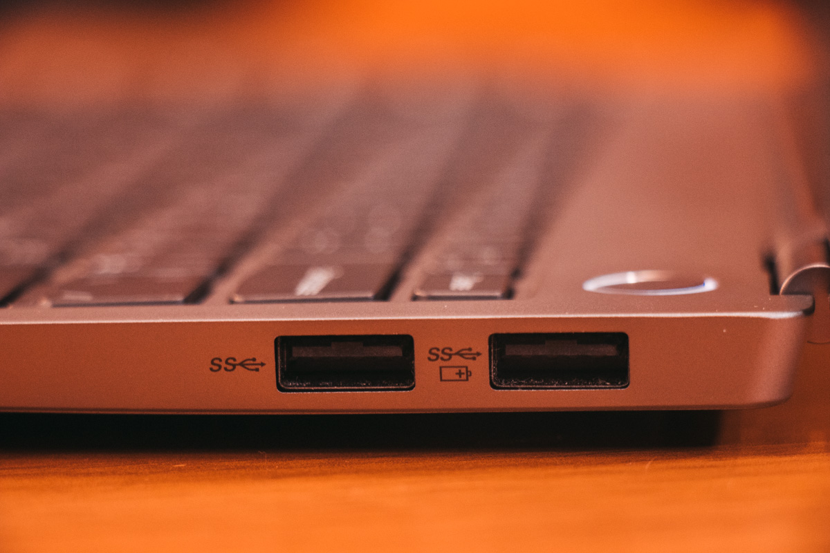 Один з USB завжди ввімкнений, тому носити павербенк при наявності цього ноутбука немає потреби