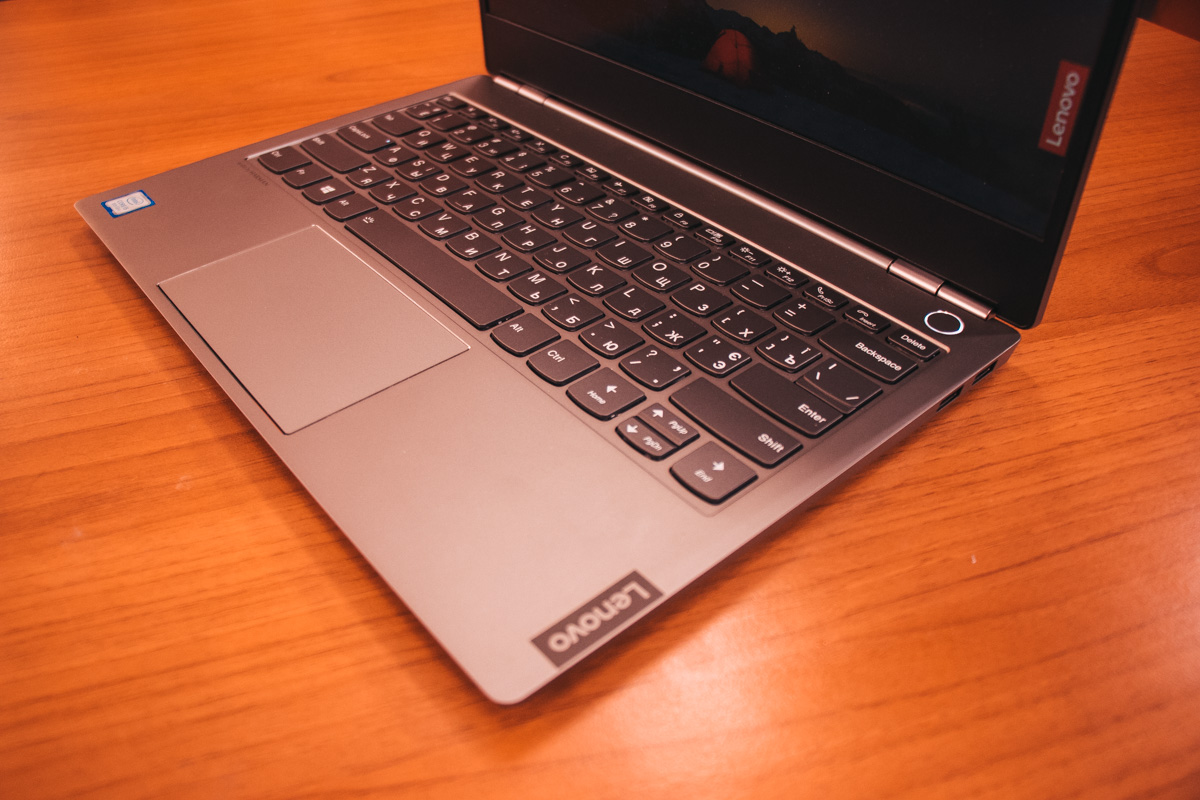 Підсвітка клавіатури функціональна, і йде лише з базою Intel Core i7