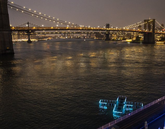 Инсталяция отражает качество воды в Ист Ривер и Нью-Йорке