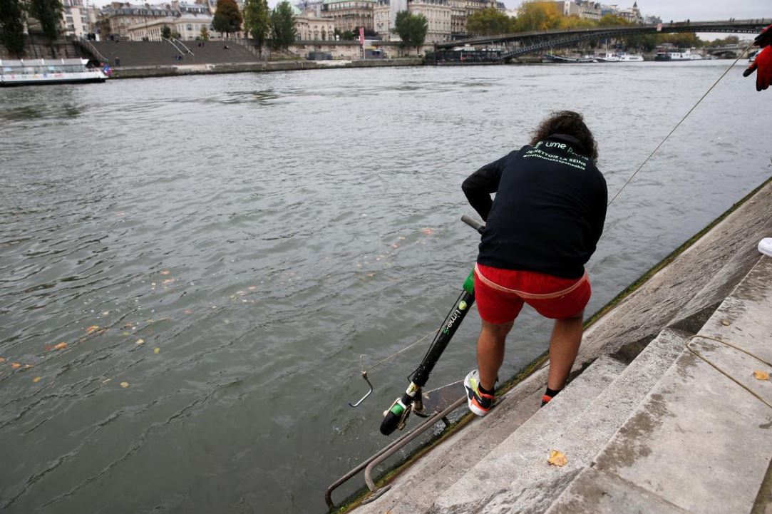 Каждый день из воды извлекаются десятки покрытых грязью и водорослями самокатов