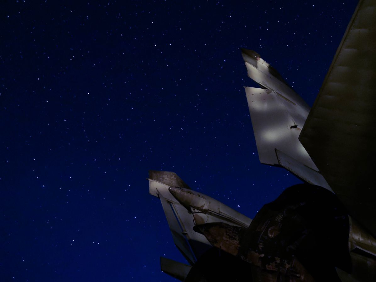 Придется найти передний план на Земле