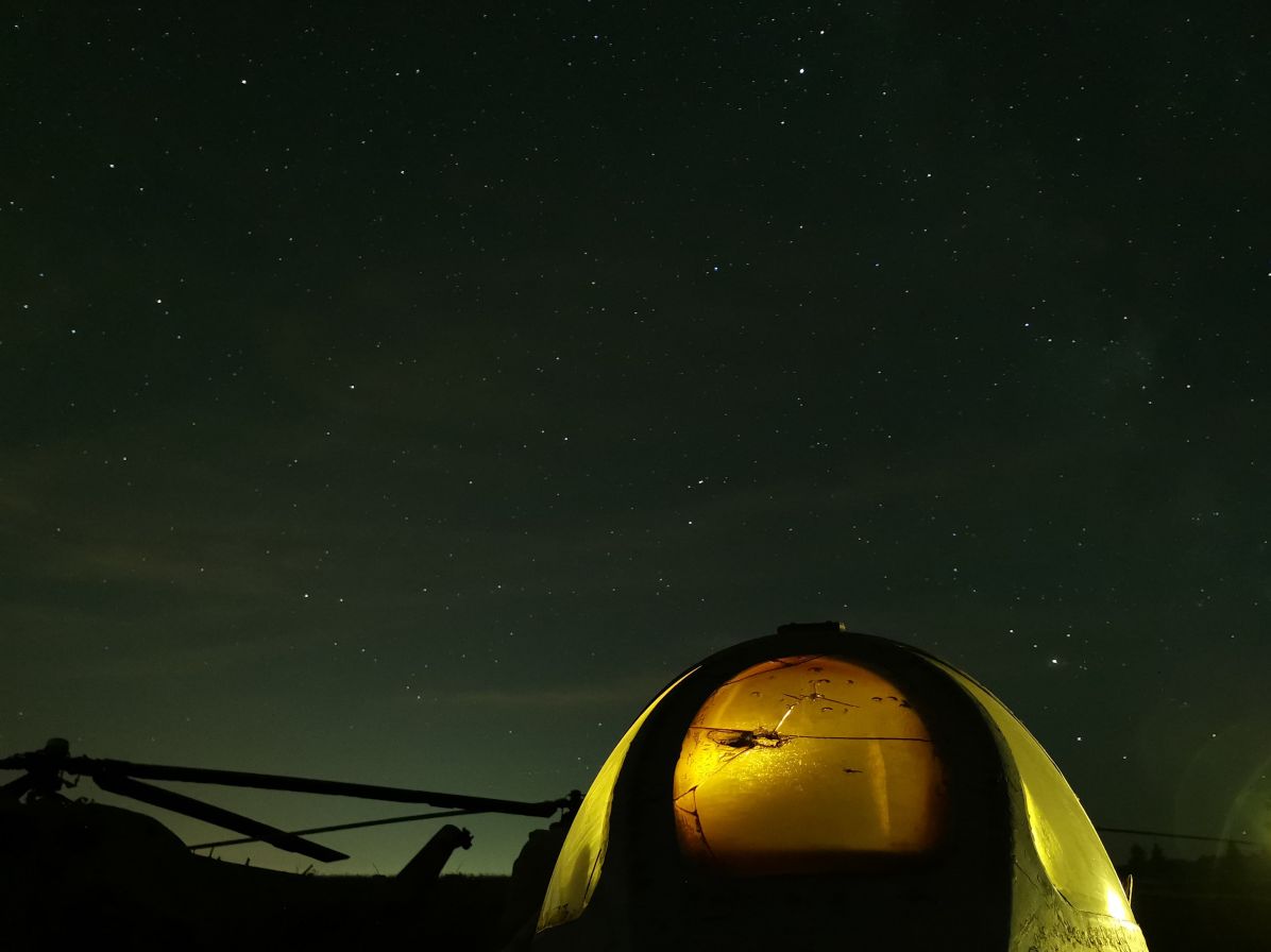 Даже малейшие колебания дадут смазанную картинку