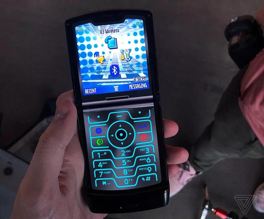 Mоtorola добавила секретный режим «Ретро Razr», который превращает современный смартфон за 1 499 долларов в изящное изображение своего предшественника 2004 года Mоtorola добавила секретный режим «Ретро Razr», который превращает современный смартфон за 1 499 долларов в изящное изображение своего предшественника 2004 года
