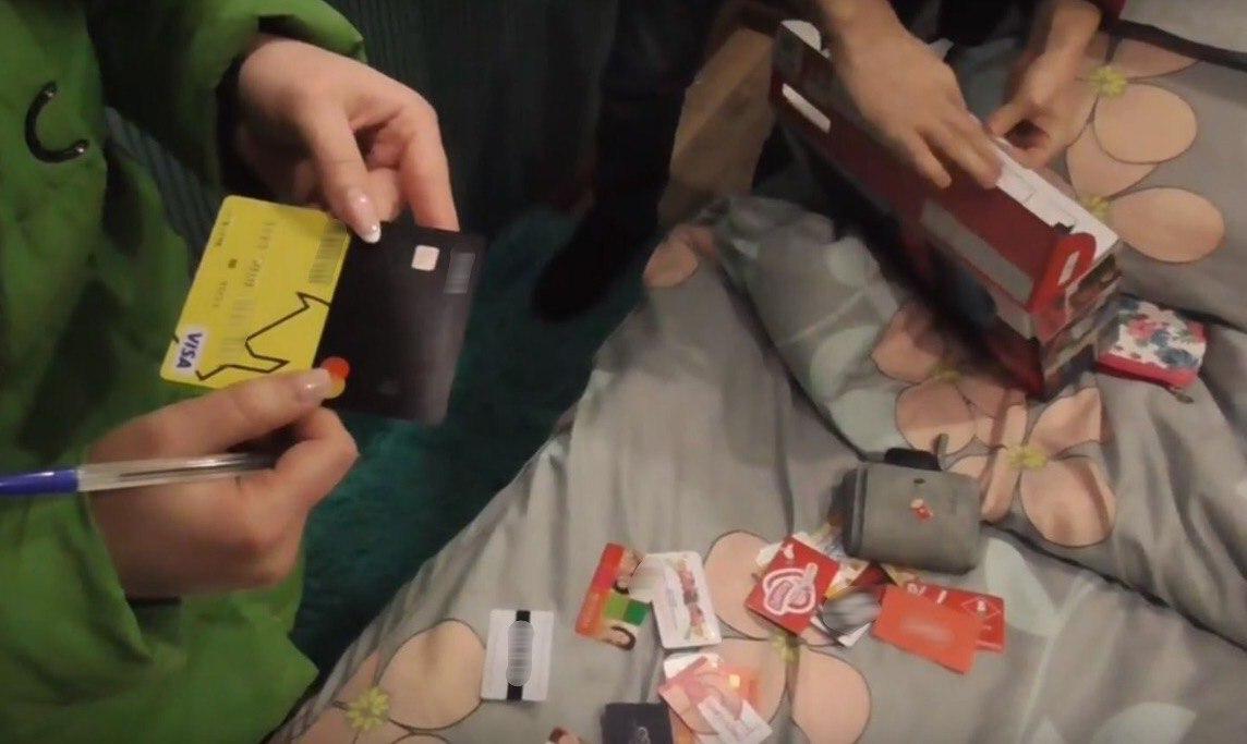 Мужчина дублировал банковские карты граждан