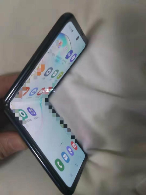 В сети появились "живые" фото Galaxy Fold 2 В сети появились "живые" фото Galaxy Fold 2