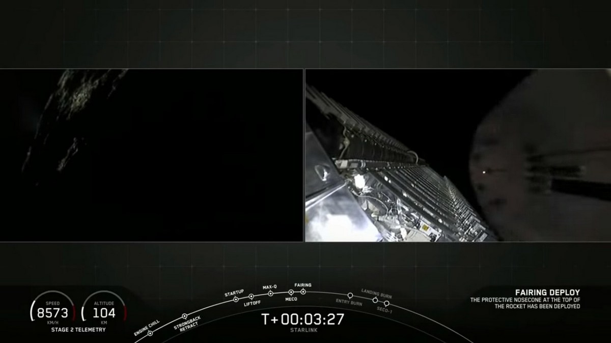 Спустя 3 минуты и 30 секунд после старта от ракеты отделился носовой обтекатель Спустя 3 минуты и 30 секунд после старта от ракеты отделился носовой обтекатель