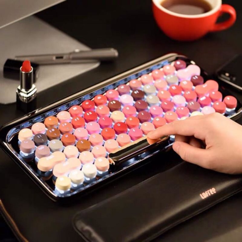 Одним из самых уникальных аспектов этой механической клавиатуры, несомненно, является ее цветовая гамма