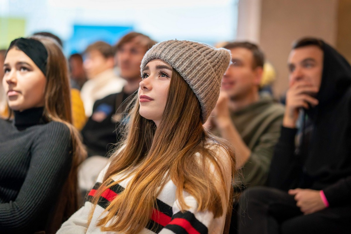 Следит за происходящим