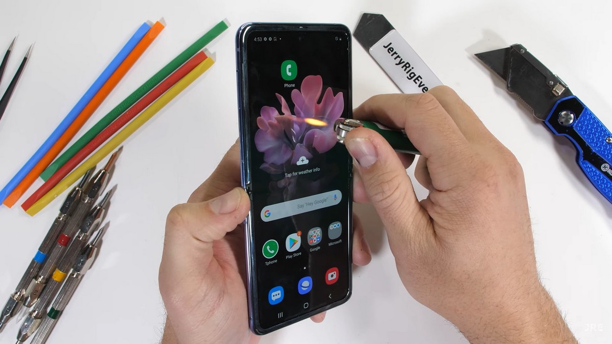 Экран смартфона также не выдержал теста огнем