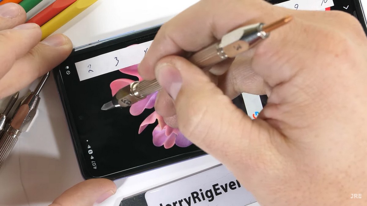 Дисплей смартфона царапается предметами с твердостью 2 по шкале Мооса