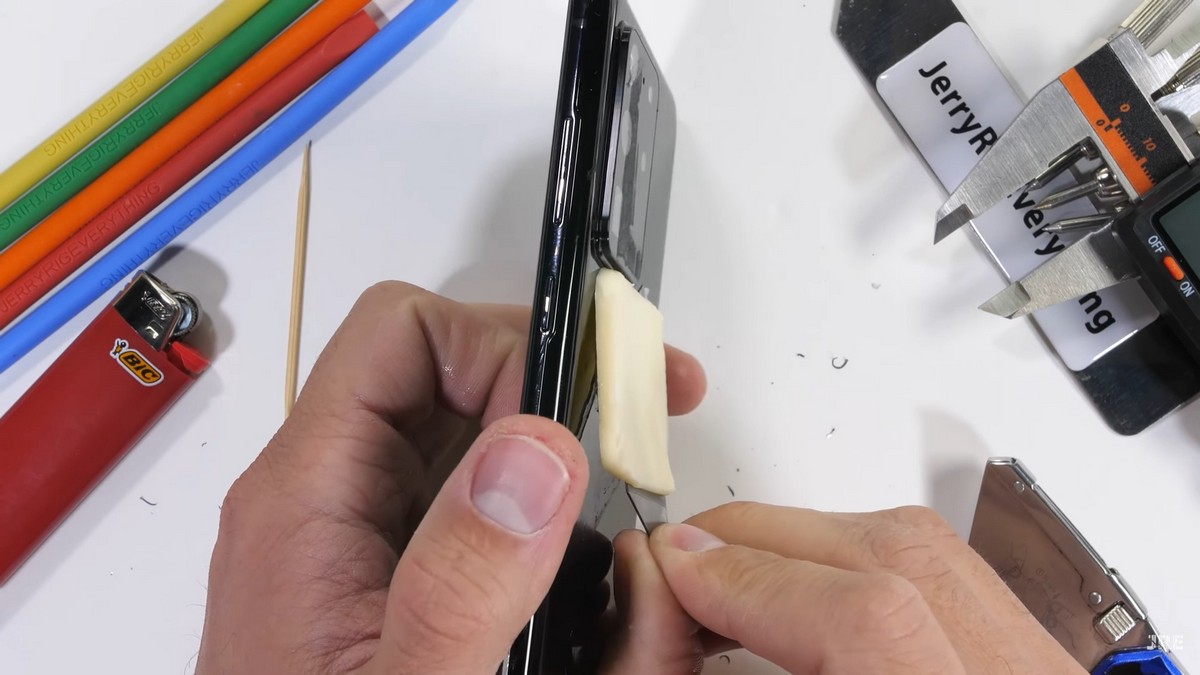 Модуль камеры по размерам равен кусочку масла