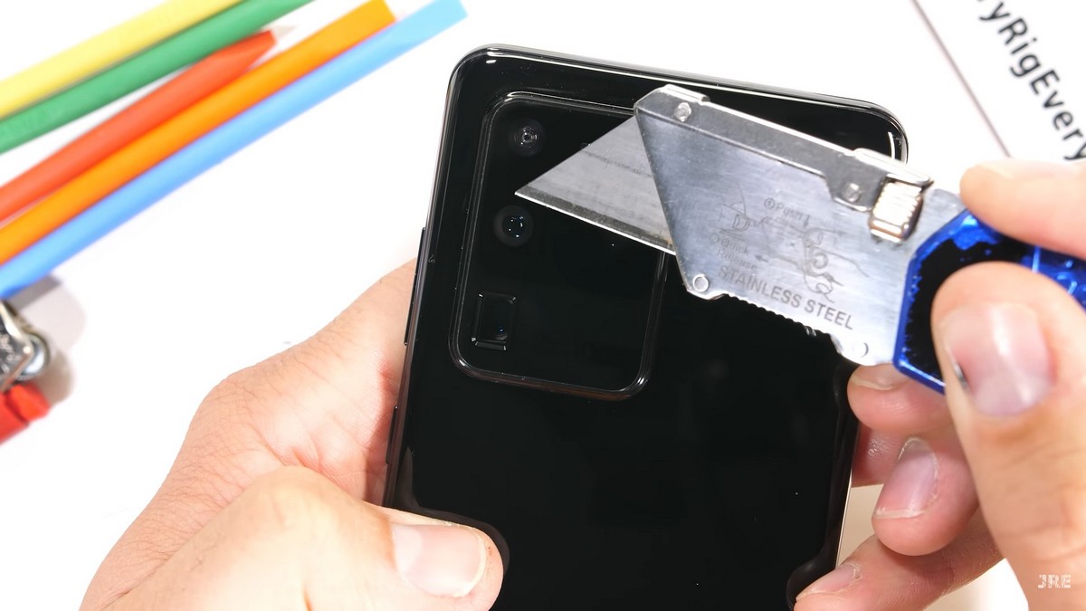 Защитное стекло камер поцарапать не удалось