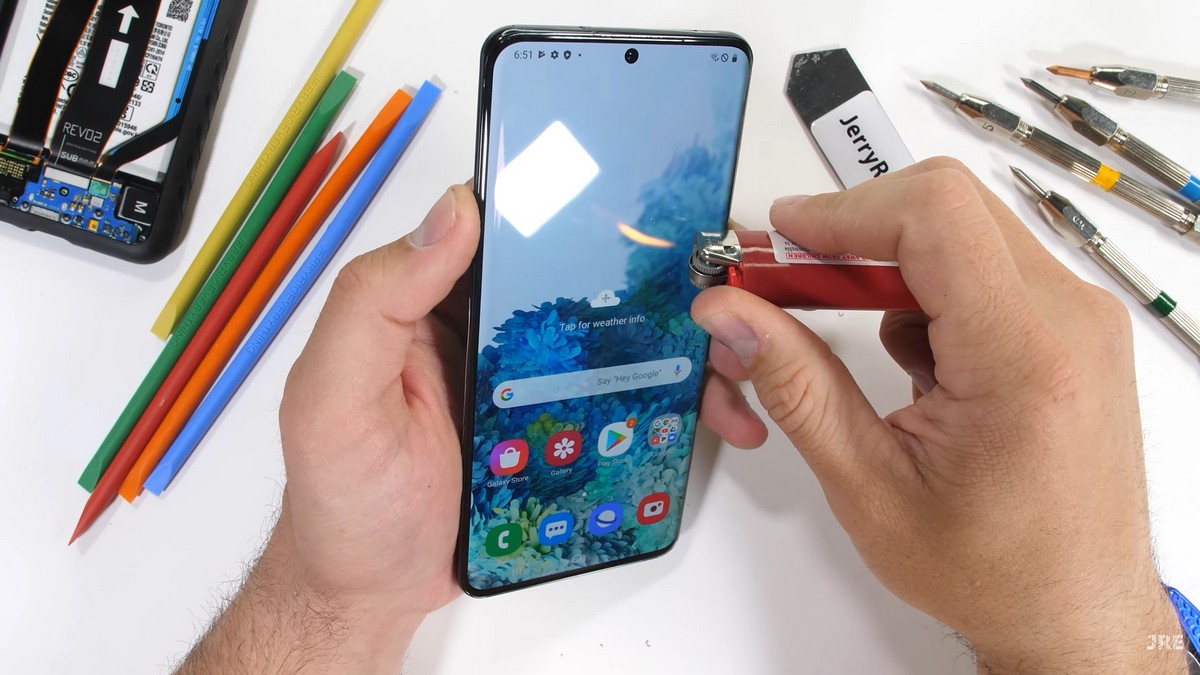 Экран смартфона выдержал нагревание