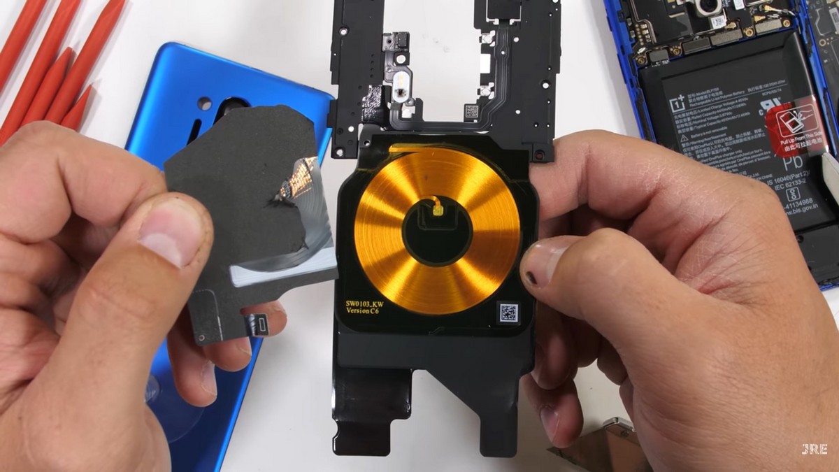 Сразу же под крышкой оказалась индукционная катушка беспроводной зарядки OnePlus 8 Pro