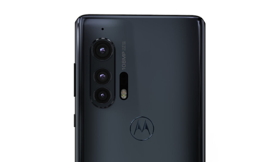 Motorola Edge Plus имеет тройной модуль камеры, состоящий из основного 108 Мп сенсора с диафрагмой F 1.8, ультраширокого и макро 16 Мп (F 2.2), а также 8 Мп телеобъектив(F 2.2)