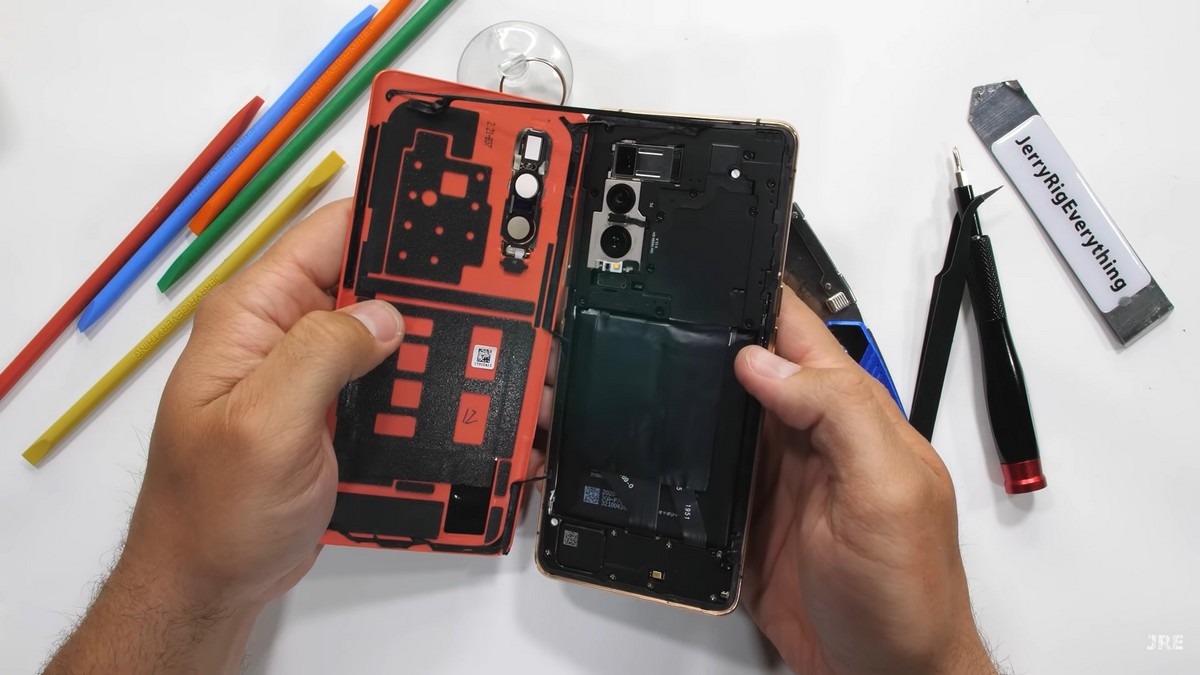 Задняя панель из искусственной кожи легко снимается