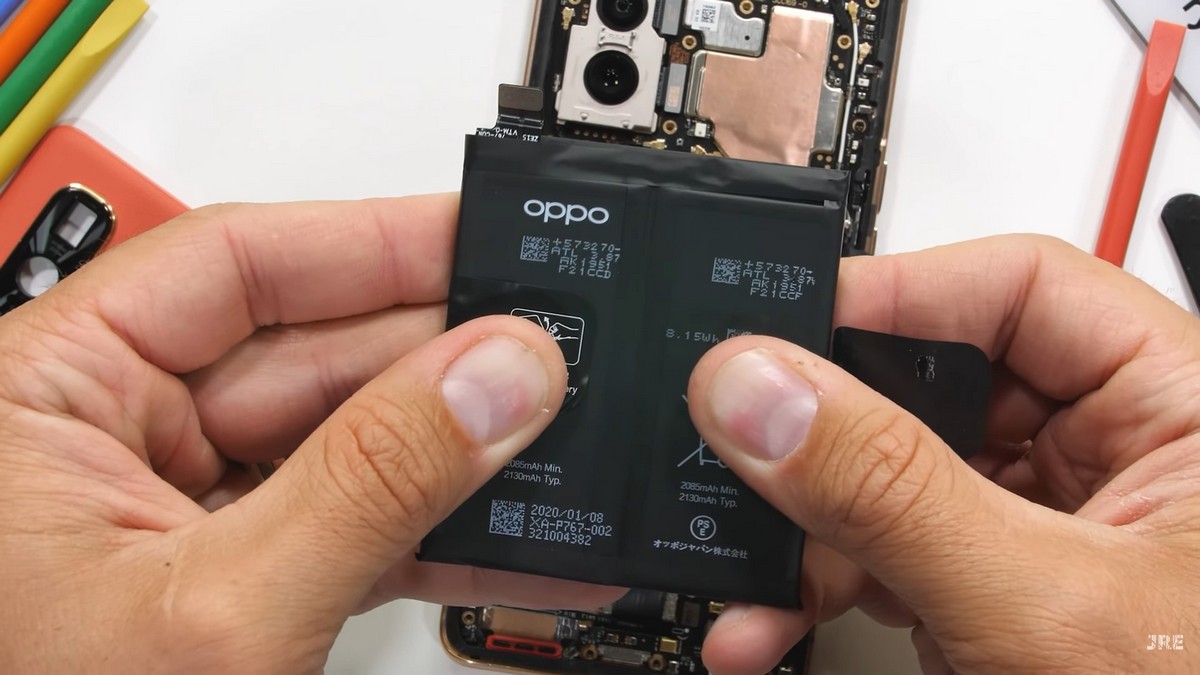 У смартфона сразу две батареи