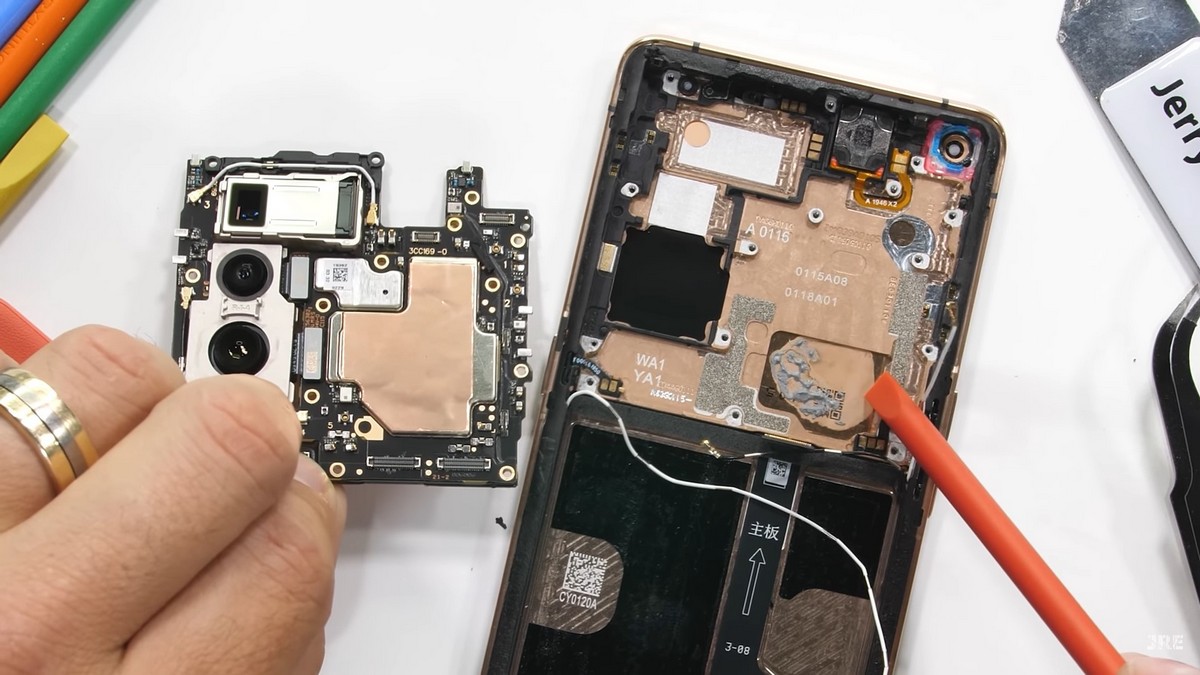 Материнская плата с модулем камеры легко снимается