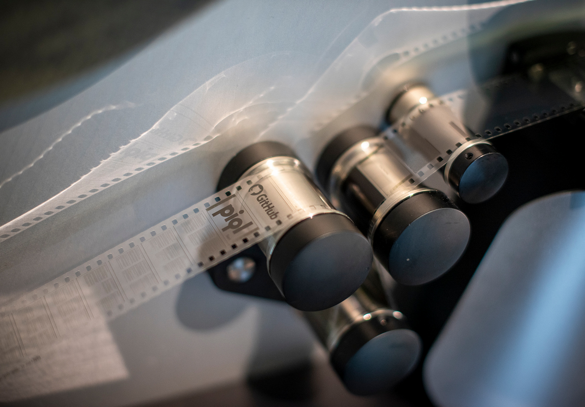 Сейчас 21 ТБ данных записали на 186 пленочных катушек piqlFilm