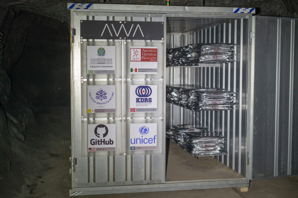 По сути, хранилище — это обычный металлический шкаф, расположенный на глубине 250 метров в бывшей угольной шахте на архипелаге Шпицбергене в зоне вечной мерзлоты за северным полярным кругом