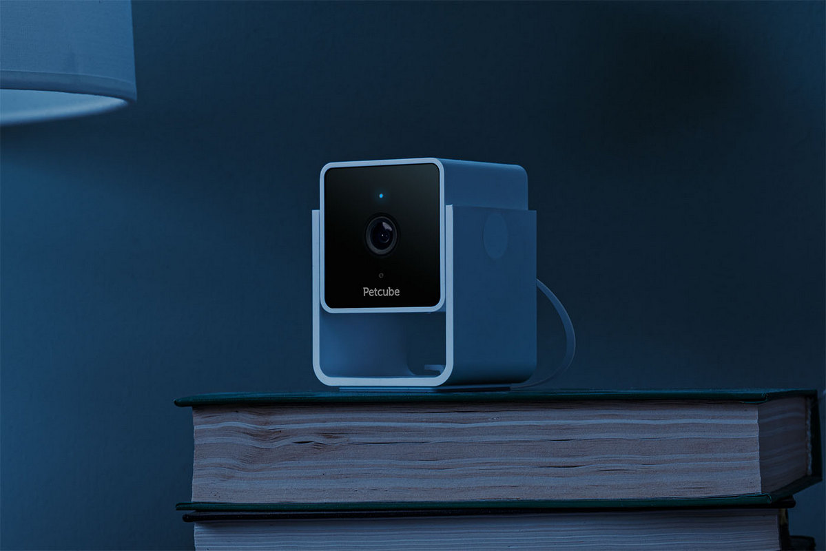 Petcube Cam представляет собой 5-сантиметровый куб​​ из жесткого пластика установлен на гибкой подставке, которую можно регулировать, чтобы получить удобный угол обзора