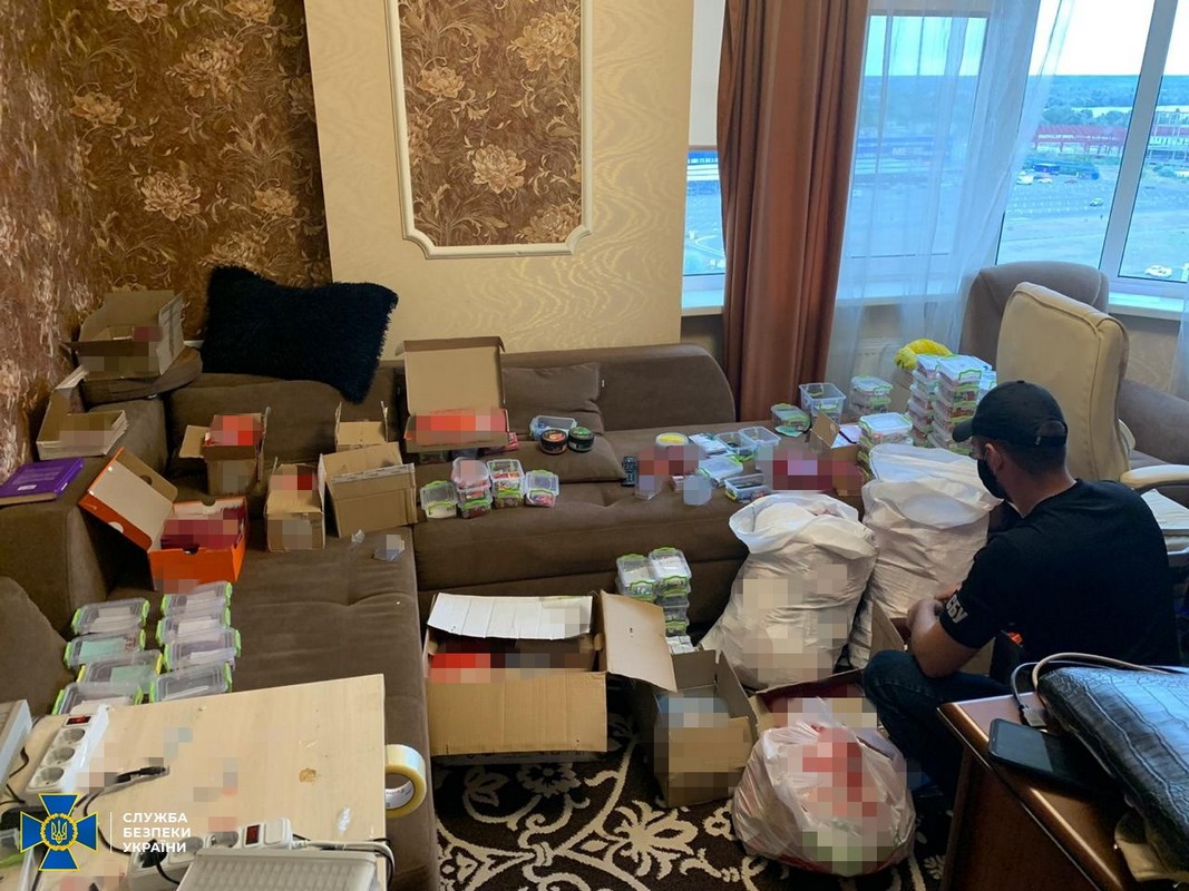 Во время проведения обысков по адресам нахождения организаторов противоправной схемы изъято технику и SIM-карты на сумму свыше 1 миллиона гривен