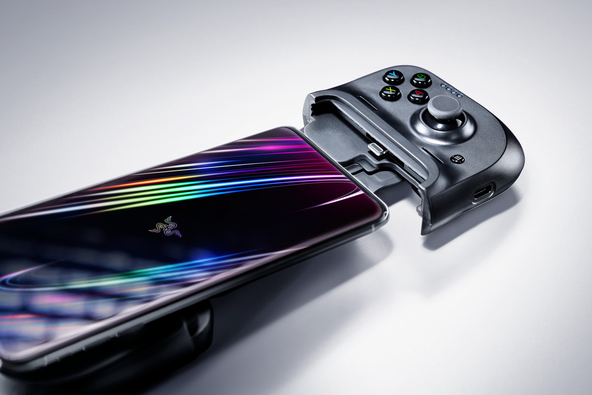 Версия Razer Kishi для iPhone оснащается портом Lightning, при этом поддержка функции зарядки Pass-through позволит не прерывать игровую сессию