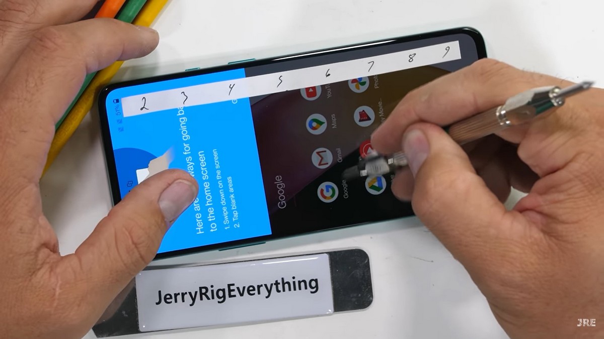 Закаленное стекло 2,5D Gorilla Glass царапается так же, как и аналогичное Gorilla Glass5 в других смартфонах — с мелкими следами на уровне 6 и более глубокими начиная с 7