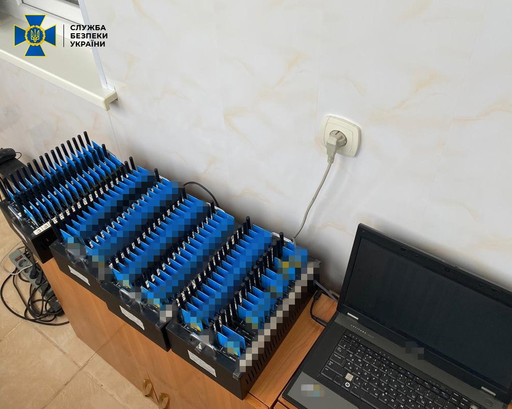 Также изъято 8 000 SIM-карт, черновые записи о регистрации пользователей социальных сетей, которые размещали материалы провокационного характера в ущерб информационной безопасности нашего государства.