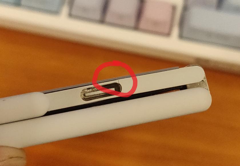 Корпус смартфона сделан из пластика, и трещины пошли возле порта USB Type-C, где он наиболее тонкий