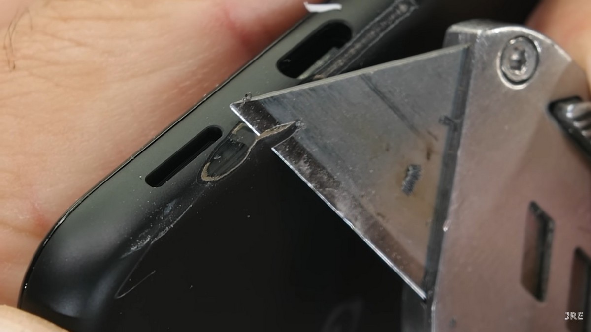 Корпус смартфона выполнен из пластика, который очень легко срезается строительным ножом, однако это никак не влияет на работу смартфона