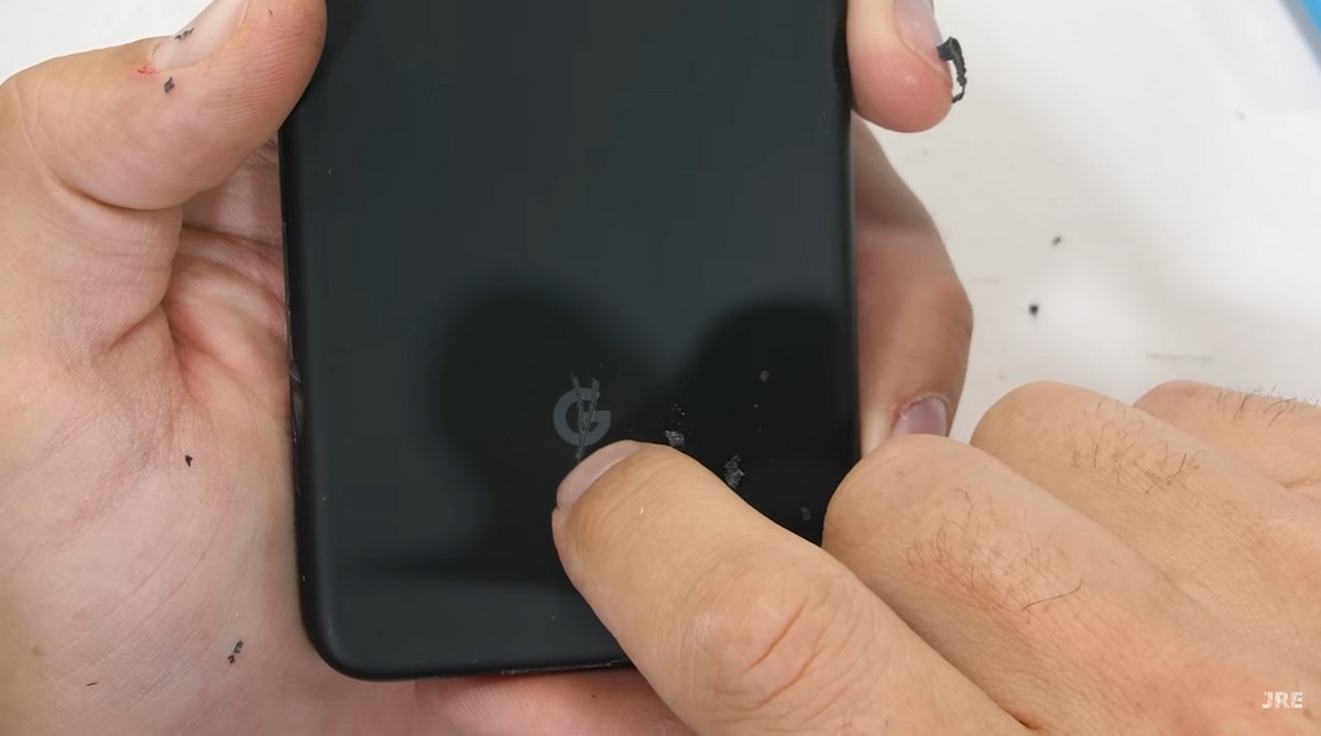 Затем блогер с помощью своего строительного ножа попробовал поцарапать все боковые поверхности смартфона