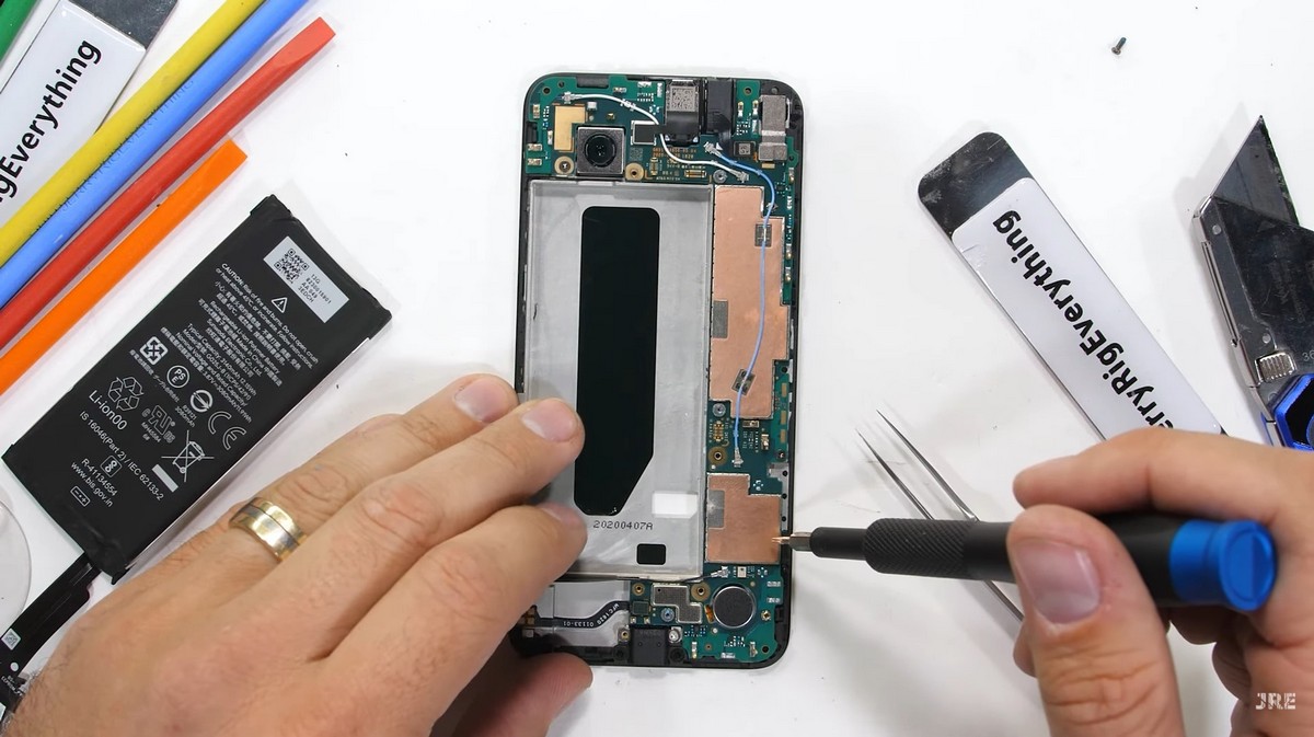 Затем Зак приступил к полной разборке смартфона